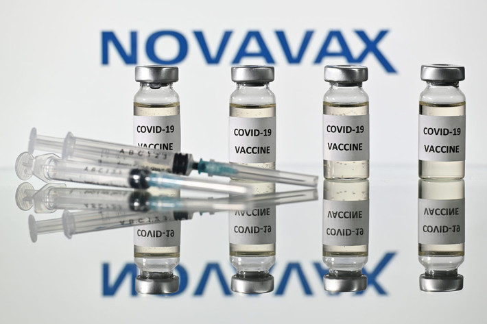 Trước đó, vào ngày 14/6, Novavax cho hay vắc xin ngừa COVID-19 của họ đạt hiệu quả trên 93% đối với các biến thể chủ yếu ngày nay. Vắc xin của Novavax cũng được chứng minh đạt hiệu quả đến 91% ở các nhóm dân có nguy cơ cao và đạt hiệu quả 100% với các chủng virus corona không xếp vào loại cần cảnh báo.