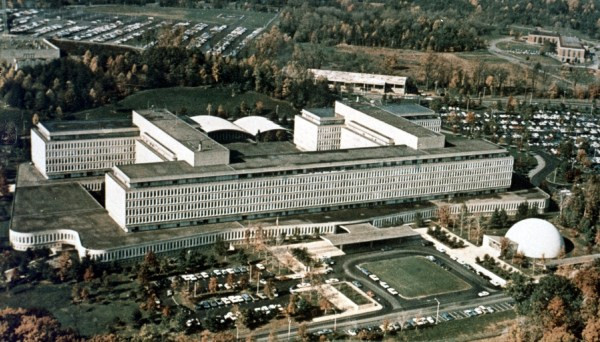 Thêm nữa, CIA sử dụng một số biện pháp khác để thẩm vấn nghi phạm khủng bố như: không được cho ngủ trong thời gian dài lên tới 180 giờ, bị bắt phải đứng hoặc bị ép vào các tư thế gây ức chế. Đôi khi tay của nghi phạm bị xích vòng trên đầu hay thậm chí là bị xích trên trần.