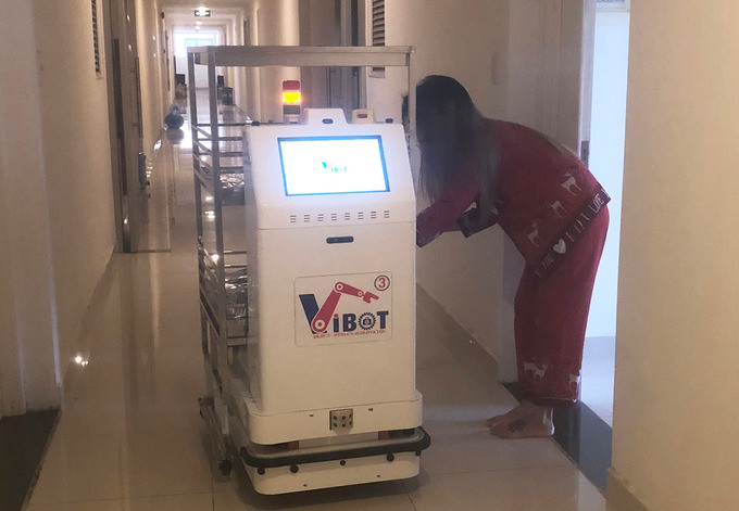 ... Thêm nữa, robot giúp các bác sĩ khám bệnh, kiểm tra tình hình dùng thuốc của các bệnh nhân. Tại một số khu cách ly, bệnh viện dã chiến ở Việt Nam, những "chiến binh" Robot hỗ trợ điều trị bệnh nhân COVID-19 đã trở thành hình ảnh quen thuộc. Những robot này được nhóm của Học viện Kỹ thuật Quân sự nghiên cứu chế tạo. Ảnh: Học viện Kỹ thuật Quân sự.