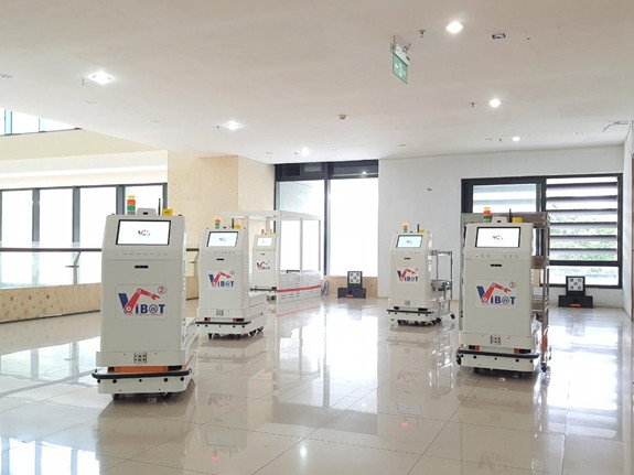 Đại tá Trần Minh Vỹ, Trưởng Đại diện phía Nam Học viện Kỹ thuật Quân sự cho biết: “Tại tâm dịch Bắc Giang, robot Vibot-2 giúp vận chuyển đồ ăn, thuốc men, nhu yếu phẩm cho bệnh nhân COVID-19 cũng như giúp nhân viên y tế theo dõi và giao tiếp từ xa với bệnh nhân. Sau khi đưa Vibot vào TP Hồ Chí Minh, tổ công tác của Học viện Kỹ thuật Quân sự đã thiết lập cơ sở hạ tầng để robot hoạt động và bắt đầu vận hành hệ thống robot hỗ trợ quá trình chăm sóc, điều trị bệnh nhân COVID-19”. Ảnh: giaoducthoidai.