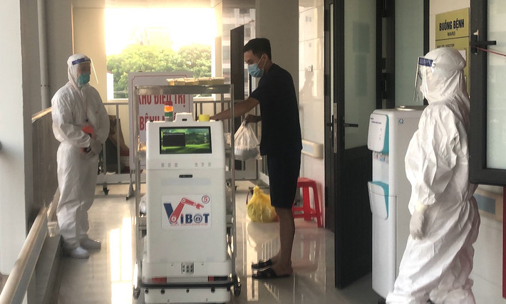 Trong bối cảnh đợt dịch COVID-19 bùng phát tại TP.HCM có những diễn biến phức tạp trong những tháng gần đây, các robot được đưa vào để hỗ trợ chống dịch, góp phần giảm tải cho lực lượng tuyến đầu trong việc điều trị, cứu chữa các bệnh nhân. Ảnh: giaoducthoidai.