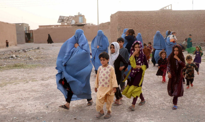 Tương tự như vậy, tại một ngôi làng nhỏ ở miền Bắc Afghanistan, bà Najia sống cùng 3 con trai và một người con gái. Vào ngày 12/7, gia đình của bà Najia bị các chiến binh Taliban gõ cửa nhà. Họ yêu cầu bà nấu ăn cho 15 người.
