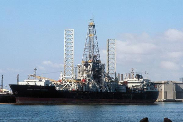Sau đó, giới chức Mỹ bí mật lên kế hoạch trục vớt tàu ngầm K-129 để Liên Xô không phát hiện. Để làm được điều đó, CIA thuyết phục tỷ phú Howard Hughes sử dụng công ty khai thác biển sâu Global Marine Inc. để làm bình phong nhằm "che mắt" các nước trong việc trục vớt tàu ngầm K-129. Kế hoạch này được gọi là Dự án Azorian.