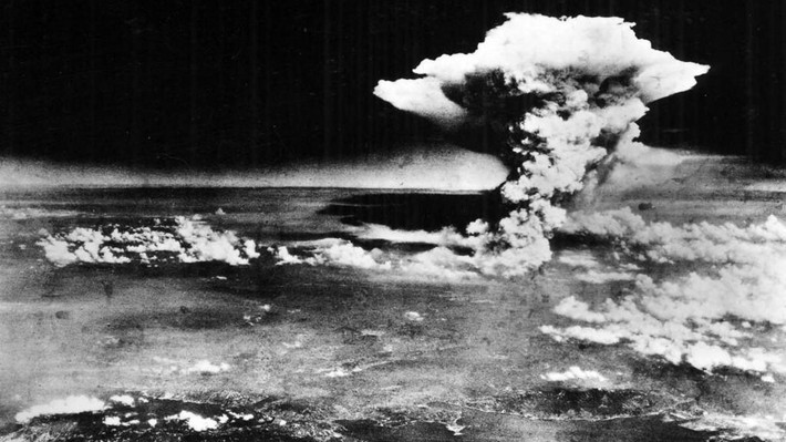 Vào 8h16 (theo giờ Nhật) ngày 6/8/1945, theo lệnh của Tổng thống Mỹ Harry Truman, máy bay ném bom B-29 Enola Gay thả quả bom nguyên tử mang tên “Little Boy” xuống Hiroshima, Nhật Bản. Vụ nổ bom hạt nhân này có sức công phá tương đương 15.000 tấn thuốc nổ TNT.