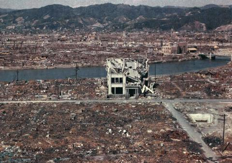 Nhiều ngày sau khi xảy ra vụ nổ bom hạt nhân ở Hiroshima, lực lượng chức năng và các chuyên gia phát hiện một số bóng đen in trên mặt đất.