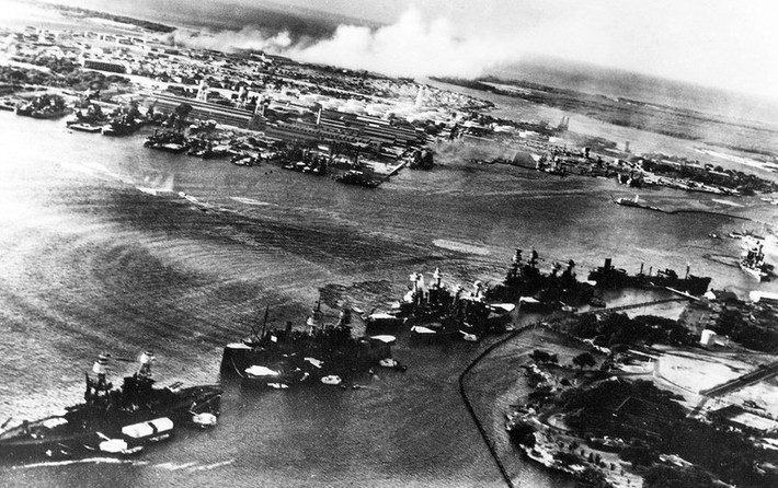 7h40 Chủ nhật ngày 7/12/1941 trở thành dấu mốc lớn trong Thế chiến 2 khi Nhật Bản bất ngờ tấn công vào Trân Châu Cảng. Hậu quả là căn cứ của Hạm đội Thái Bình Dương của Mỹ ở Hawaii bị tổn thất lớn.