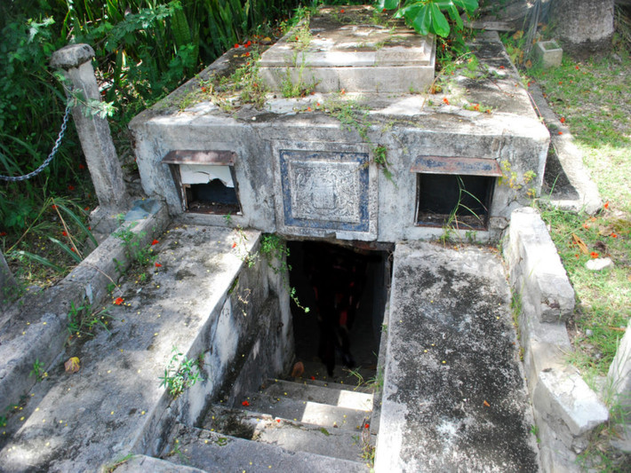 Những cỗ quan tài biết "di chuyển" trong hầm mộ dòng họ Chase ở trên hòn đảo Barbados ngoài khơi Caribbean trở thành bí ẩn lớn khiến giới khoa học mãi chưa tìm ra lời giải.