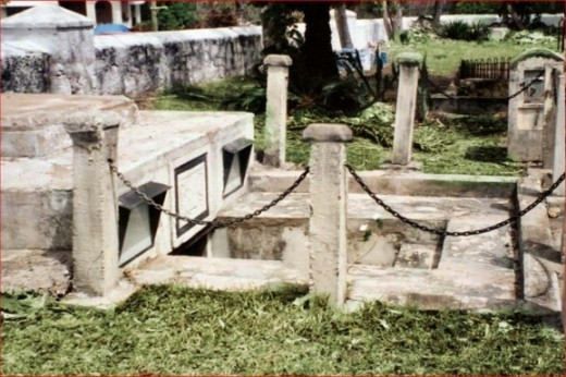 Khi ấy, mọi người giật mình khi nhìn thấy những cỗ quan tài trong hầm mộ bị dịch chuyển khỏi vị trí ban đầu. Họ cho rằng có thể có những kẻ tội phạm lẻn vào bên trong hầm mộ và di chuyển các quan tài. Do đó, họ cẩn thận sắp xếp lại các quan tài vào vị trí ngay ngắn trước khi đóng cửa hầm mộ.