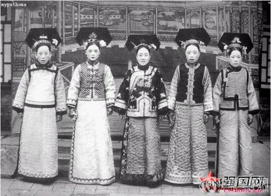 Dưới thời nhà Thanh, tú nữ được tuyển vào hoàng cung để hầu hạ hoàng đế phải đáp ứng yêu cầu là người Mãn.