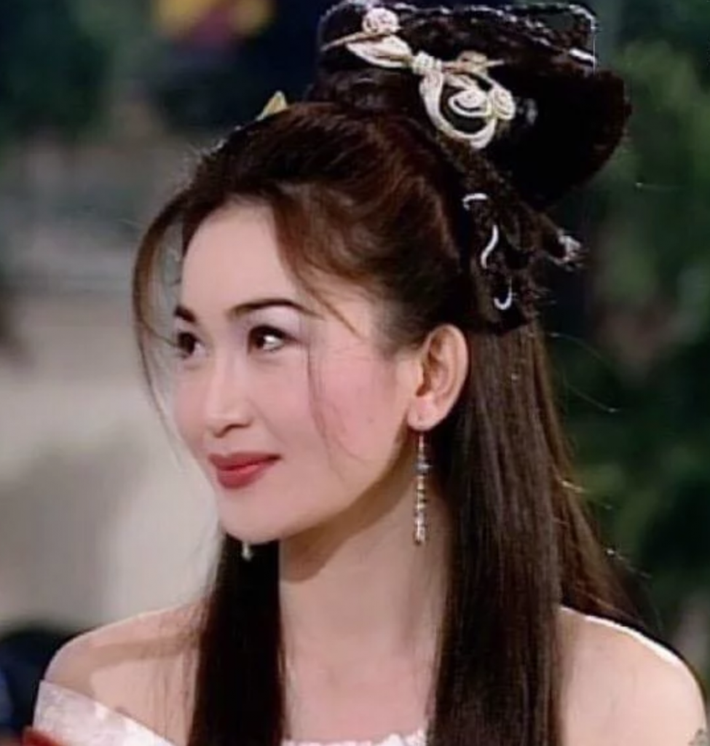 Thay vào đó, Đát Kỷ cùng nhà vua đích thân ra chiến trường đánh giặc cùng với tướng sĩ. Để chứng minh quan điểm này, nhà nghiên cứu Hoàng Minh Sùng cho hay nhiều di chỉ văn hóa khảo cổ và các sử liệu cho thấy phụ nữ thời nhà Thương có địa vị cao trong xã hội. Đặc biệt, những nữ nhân có thân phận tôn quý càng gánh vác những trọng trách to lớn.