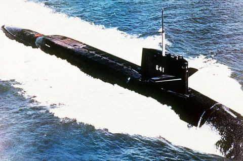 Đặc biệt, tàu ngầm P-2 được trang bị hỏa lực mạnh tương đương 10 tàu ngầm của Mỹ khi ấy. Điều này được thể hiện qua việc các kỹ sư Liên Xô dự định lắp đặt 16 ống phóng ngư lôi ở 3 khoang trong tàu ngầm.