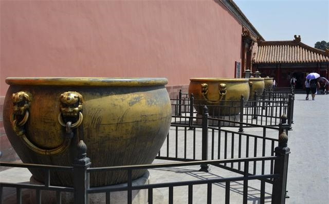 Trong số này, nhiều người khi đến Tử Cấm Thành dành nhiều sự chú ý đến các vại nước to bố trí rải rác tại các sảnh chính dẫn đến các cung điện. Họ tò mò người xưa đặt những vại nước này để trang trí hay làm gì.