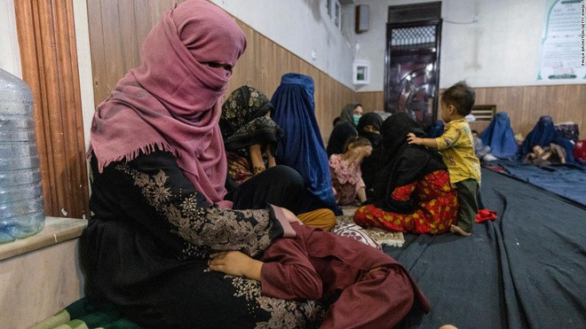 Việc Taliban hạn chế quyền tự do đi lại của phụ nữ tại những nơi đã chiếm đóng cũng góp phần khiến nhiều người lo lắng tương lai "ác mộng" đang chờ họ ở phía trước.