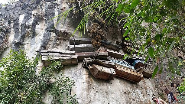 Sagada là ngôi làng hẻo lánh nằm cách thủ đô Manila khoảng 8,5 giờ di chuyển. Đây cũng là nơi duy nhất ở Philippines vẫn còn giữ phong tục mai táng cổ xưa trên.