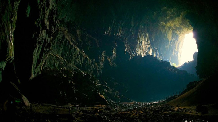 Trong cuốn sách "Dưới mặt đất: Lịch sử loài người của những thế giới bên dưới bàn chân của chúng ta", tác giả Will Hunt nhận định về thế giới dưới lòng đất từ rất lâu.