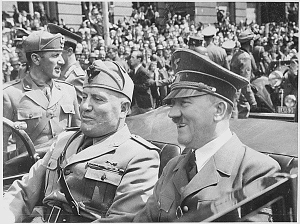 Là người đàn ông quyền lực trong chính quyền Italy, trùm phát xít Mussolini đã liên minh với Hitler khiến hàng chục triệu binh sĩ và dân thường ở các nước thiệt mạng. Ở Italy, trùm phát xít Mussolini cũng thực hiện nhiều hành động tàn ác như thảm sát người dân vô tội, tiêu diệt các thế lực thù địch...