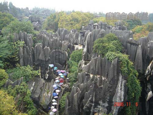 Không những vậy, mỗi trụ đá có những hình thù rất kỳ quái và đặc sắc do nước mưa và xói mòn tạo nên.
