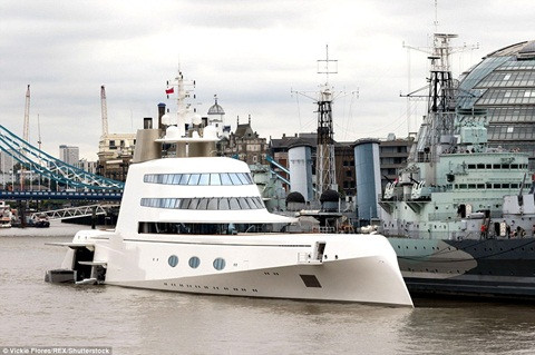 Siêu du thuyền này do công ty Philippe Starck thiết kế, có chiều dài gần 120m, có 7 cabin và 3 hồ bơi.