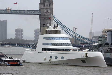 Du thuyền Motor Yacht A, trị giá 300 triệu USD (6,6 nghìn tỷ đồng), sở hữu màu trắng nổi bật.