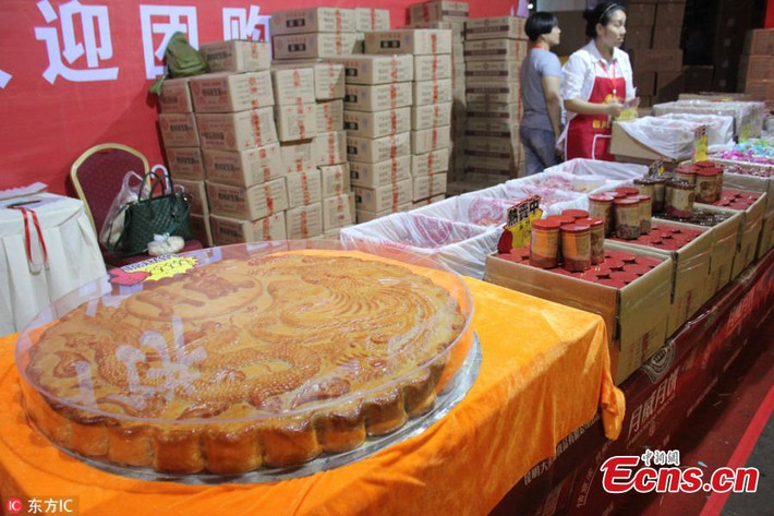 Nổi bật nhất là chiếc bánh trung thu khổng lồ với nhân hải sản này được rao bán với giá 8.888 nhân dân tệ (gần 30 triệu đồng).