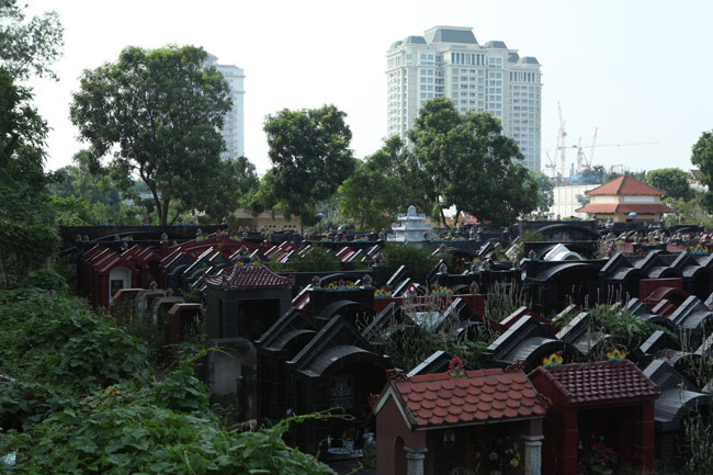 Một nghĩa trang tại khu dân cư ở quận Tây Hồ với hàng trăm ngôi mộ nằm dưới chân dãy nhà ở.