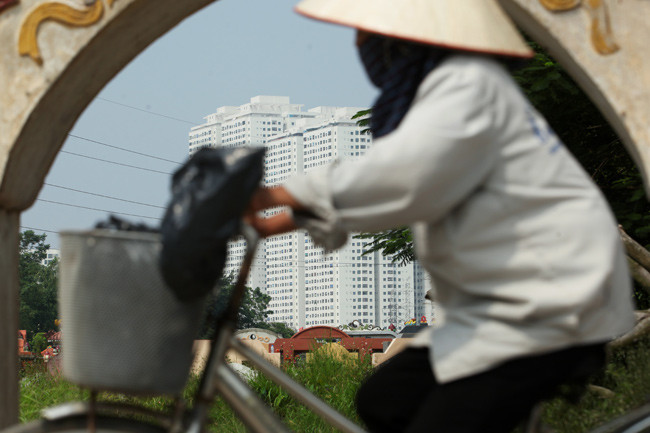 Đối với các nghĩa trang làng xã đã có từ lâu đời, do đó quy hoạch hay những qui định hầu như không có. Các gia đình an táng người thân một cách tự phát nên việc xây dựng trở nên rất lộn xộn. Trong quy hoạch nghĩa trang của Hà Nội đến năm 2030, tầm nhìn 2050, nhiều nghĩa trang lớn của thành phố sẽ phải đóng cửa, trồng cây cách li. Việc chôn cất người đã mất bắt buộc phải theo quy hoạch chung.