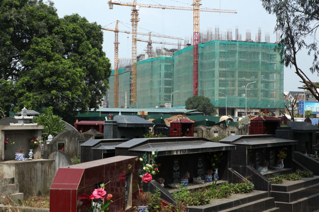 Hiện tại khu nghĩa trang này đang bị "bao vây" bởi các tòa nhà cao tầng.