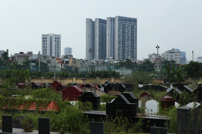 Phía tây của thành phố Hà Nội, những năm gần đây có tốc độ phát triển chóng mặt, các khu nghĩa trang phải xây hàng rào ngăn cách với khu dân cư: Trong ảnh, một nghĩa trang thuộc thôn Phú Mỹ (Mỹ Đình, Nam Từ Liêm).
