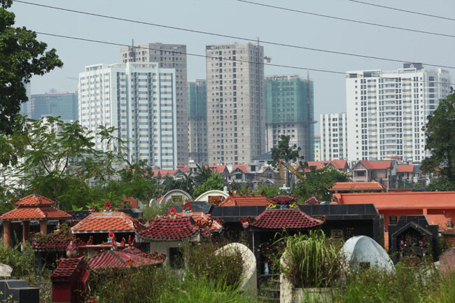 Các khu nhà cao tầng, các khu biệt thự liền kề đang mọc lên như nấm... chồng xếp nhiều lớp tạo nên một không gian âm u, khi nhìn từ một khu nghĩa trang thuộc phường Thanh Liệt.