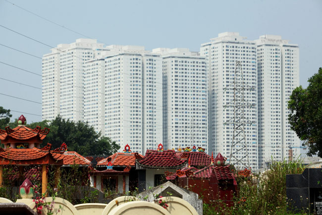 Tuy nhiên, thực tế hiện nay, thế giới của người sống và người chết hầu như không còn ranh giới rõ ràng bởi các khu đô thị, khu dân cư gần như "nuốt gọn" những nghĩa trang trong lòng thành phố và tiến sát đến những nghĩa trang ven đô. Điển hình như khu đô thị Tây Nam Linh Đàm (Hoàng Mai), khu đô thị Đại Thanh (Thanh Trì), khu đô thị Pháp Vân – Tứ Hiệp (Hoàng Mai), khu đô thị Văn Quán (Hà Đông), khu đô thị Dương Nội (Hà Đông)…