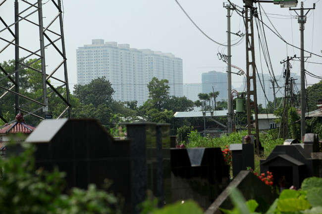 Một nghĩa trang khác thuộc phường Thanh Liệt nằm trên đất nông nghiệp cũng đang dần bị thu hẹp.