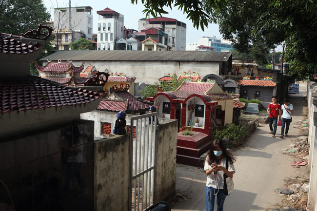Nghĩa trang này với hàng nghìn ngôi mộ nằm lọt thỏm trong một khu dân cư đông đúc.