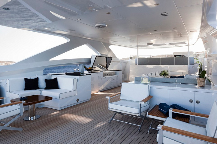 Heesen Amore Mio, có chiều dài 45m, gồm 5 cabin sang trọng cho hành khách.