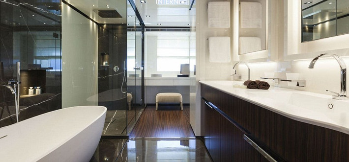 Cả ngoại thất và nội thất của du thuyền đều được thiết kế sang chảnh và hiện đại.