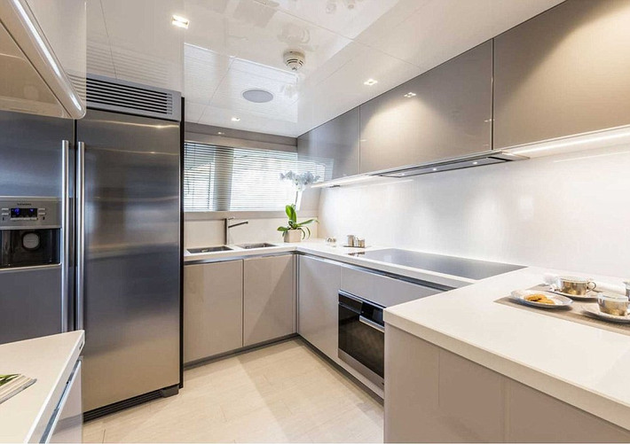Mỗi phòng trong cabin của khách đều có cửa sổ kính rộng lớn phép tối đa lượng ánh sáng vào phòng và hành khách có thể ngắm quang cảnh bên ngoài mà vẫn giữ sự riêng tư của mình.