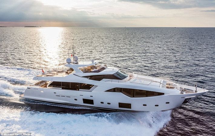 Custom Line 108: Du thuyền thể thao này dài 32,9m, có năm cabin rộng rãi và sáu phòng tắm cho khách. Ngoài ra còn có thêm ba cabin và ba phòng tắm cho thuyền viên.