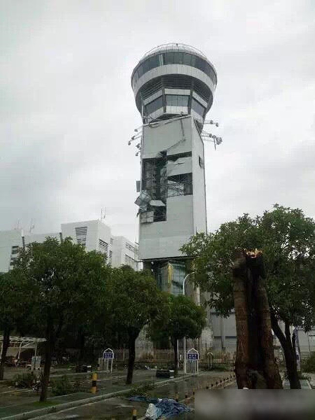 Ngoài ra, đài kiểm soát không lưu cũng bị hư hại nặng.