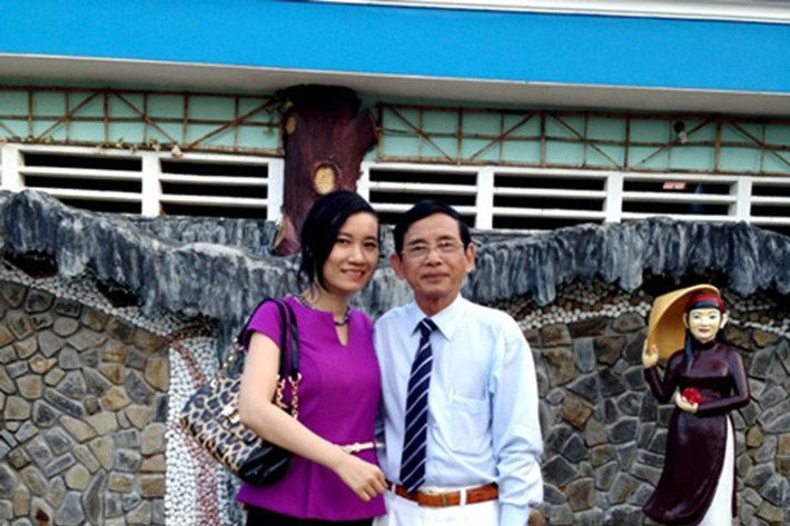 Trong cuộc họp HĐQT đầu tiên của Ngân hàng CP Đại Nam, ông bị loại ra khỏi ngân hàng vì từng bị bắt giam 3 năm ở Bến Tre về tội vượt biên. Sau đó, ông ra Bà Rịa - Vũng Tàu sinh sống. Bị vợ đẩy vào cảnh tù tội, đại gia Lê Ân dựng tượng trả hận Trong khuôn viên làng du lịch Chí Linh, Vũng Tàu, đại gia Lê Ân cho tạc 3 bức tượng 3 người vợ từng phụ bạc, ôm tài sản của ông ra đi, gây cho ông cảnh tù tội.