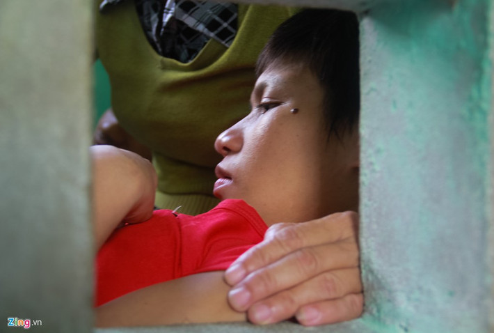 “Hơn 20 năm nay, nhìn hai đứa con điên dại bị nhốt trong “chuồng” tối om, lòng tôi như bị xé ra từng mảnh. Tôi trở thành người mẹ tàn nhẫn. Nhưng nếu thả con ra, cháu nó sẽ phá phách, chửi bới, đánh đập người ta... khổ lắm. Ba lần sinh nở nhưng tôi chưa một lần được nghe tiếng gọi 'mẹ'”, chị Minh nấc nghẹn tâm sự.