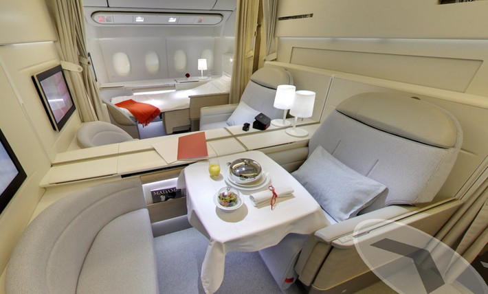 8. AirFrance cung cấp dịch vụ khoang hạng nhất cực kỳ xa hoa. Mỗi ghế của khoang hạng nhất sử dụng vải tweet và có tựa đầu bằng da, in logo hãng. Chiếc ghế cũng dễ dàng chuyển thành giường nằm dài tới 2 mét. Khoang còn trang bị màn hình 24 inch và hệ thống phim 12 ngôn ngữ.