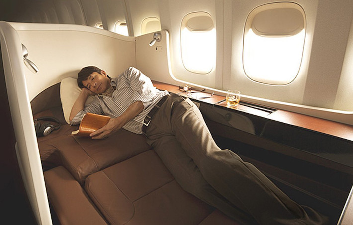 9. Khoang hạng nhất trên máy bay của hãng Japan Airlines gồm một chiếc giường ấm cúng với một màn hình LCD 23-inch. Ngoài ra còn có không gian cất trữ hành lý và một ổ cắm điện để sạc thiết bị điện tử.