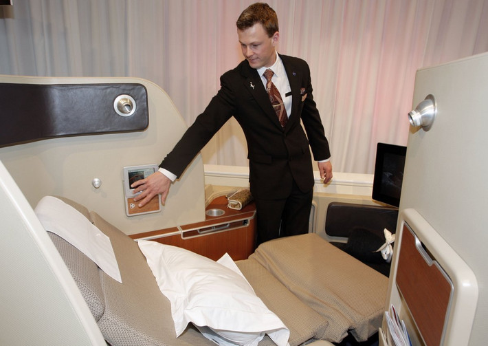 6. Khoang hạng nhất của Qantas, ngoài những trang bị nổi bật như giường nằm dài tới gần 2 mét, trải nệm da cừu sang trọng và đi kèm danh mục rượu đoạt giải thưởng của hãng, nơi đây cũng trang bị màn hình 17 inch và tai nghe chống ồn cho mục đích giải trí. Ngoài ra, hãng còn cho phép hành khách hạng nhất tiếp đón bạn đồng hành ngay trong khoang.