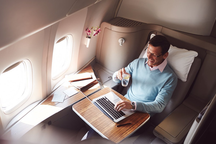 4. Khoang hạng nhất của hãng Cathay Pacific Airways được trang bị những thiết kế vô cùng cao cấp và hiện đại với đầy đủ tiện nghi. Ghế tại khoang này có thể ngả thành giường ngủ thoải mái. Hành khách cũng có thể vừa nằm vừa xem phim trên màn hình và dùng một màn hình cảm ứng LCD để điều khiển đèn ngủ.