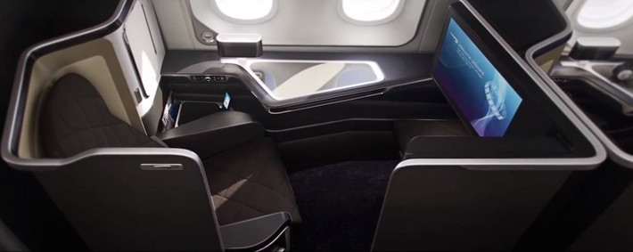 10. British Airways: Khu vực hạng nhất của British Airways được bố trí như một phòng nghỉ hiện đại và sang trọng. Khoang trang bị ghế ngồi bọc da, có thể chuyển thành giường nằm dài gần 2 m với nệm bông chần, chăn và gối thư thái. Ngoài ra, khoang còn có màn hình 15 inch cùng tai nghe chống ồn, ổ cắm điện phù hợp cho mọi loại máy tính xách tay và thiết bị điện tử phục vụ du khách bận rộn làm việc.