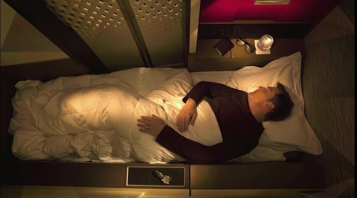 1. Etihad Airways, hãng hàng không quốc gia của Ả rập thống nhất: Khoang hạng nhất sang chảnh của Etihad Airways được thiết kế như một căn hộ giữa không trung với diện tích rộng 11 m2, bao gồm phòng ngủ, phòng tắm và khu giải trí riêng biệt. “Căn hộ” còn có màn hình 32 inch và một tiếp viên riêng để phục vụ.