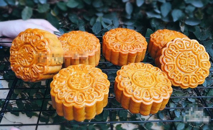 Cứ mỗi năm gần đếp dịp Trung Thu, chị Đặng Thị Vân ở Yên Phụ (Tây Hồ, Hà Nội) - nhân viên văn phòng một công ty nước ngoài trên đường Hoàng Quốc Việt (Cầu Giấy, Hà Nội) lại bắt tay làm bánh kiếm thêm đồng ra đồng vào.