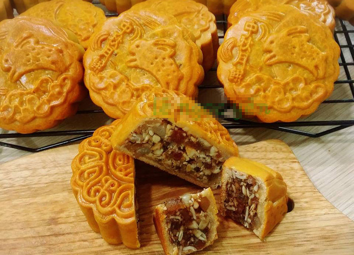 Thường thì chị Vân tranh thủ các buổi tối rảnh để làm bánh, cuối tuần thì làm từ sáng đến tối. Ngoài ra, chị phải thuê thêm 10 sinh viên nữa để cùng làm mới kịp giao bánh cho khách. Chỉ bán bánh trong 1 tháng rưỡi năm ngoái (70.000-100.000 đồng/chiếc tùy loại), chị Vân cũng thu gần 200 triệu đồng.