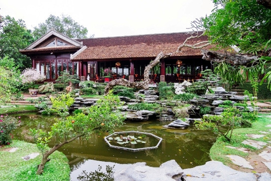 Vào trong vườn, người tham quan tưởng như lạc vào một vườn bách thảo thu nhỏ với hàng ngàn loại cây, từ cây cảnh nghệ thuật đến cây ăn quả quy tụ từ khắp mọi miền đất nước như: cây xanh, xanh cần thăng, cây sung, chanh, đào, thị…