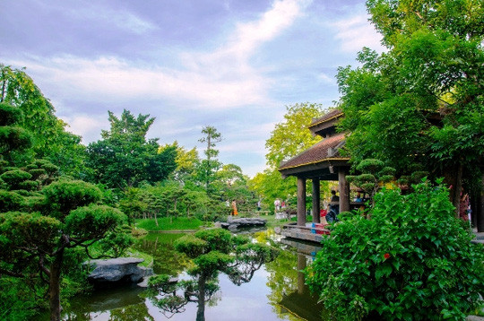 "Biệt phủ" triệu đô um tùm cây cối giữa lòng Hà Nội: Với niềm đam mê kỳ lạ dành cho cây cối, Đại tá, nhà báo Sử Trường Sơn đã dày công tạo nên một "biệt phủ" tràn ngập màu xanh thanh bình giữa phố phường sầm uất, sôi động ở ngay trung tâm Hà Nội khiến mọi người đều ngỡ ngàng.