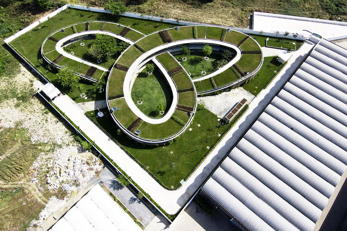 Ngoài ra, trường mầm non này cũng giành giải nhì trong cuộc thi quốc tế FuturArc Prize (Thiết kế công trình Xanh).